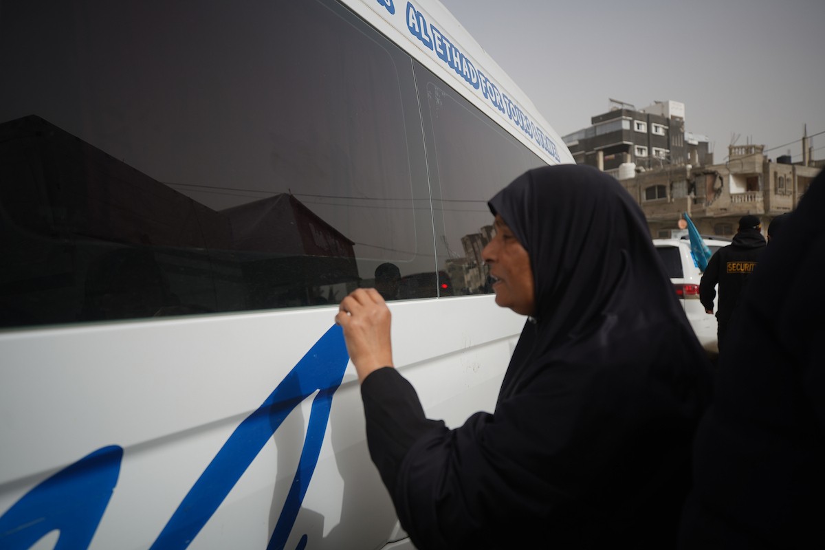 مركبات تابعة للأمم المتحدة تنقل عدداً من الجرحى ومرافقيهم من المقر الميداني لجمعية الهلال الأحمر الفلسطيني في خان يونس إلى معبر كرم أبو سالم لتلقي العلاج الطبي في الخارج،2 فبراير/شباط 2026