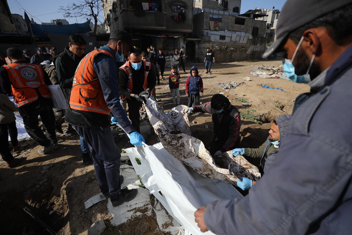 استخراج جثث عشرات الفلسطينيين الذين فقدوا أرواحهم خلال الهجمات الإسرائيلية ودُفنوا مؤقتًا في منطقة النفق بمدينة غزة، تمهيدًا لنقلها إلى المقابر الرسمية، 1 فبراير/شباط 2026. (صورة: عمر أشتوي)