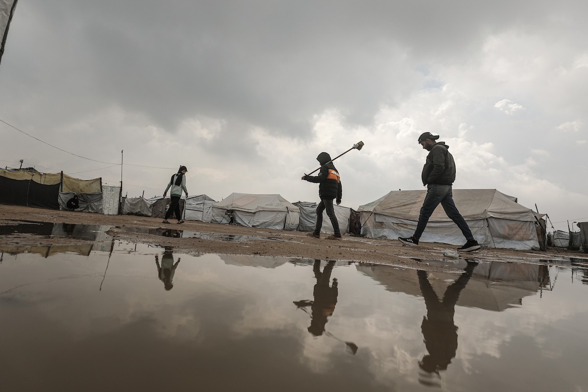 يواجه اللاجئون الفلسطينيون ظروفاً قاسية بعد أن غمرت الأمطار الغزيرة خيامهم في مخيم البريج بوسط قطاع غزة في 24 فبراير/شباط 2026. صورة: معز صالحي