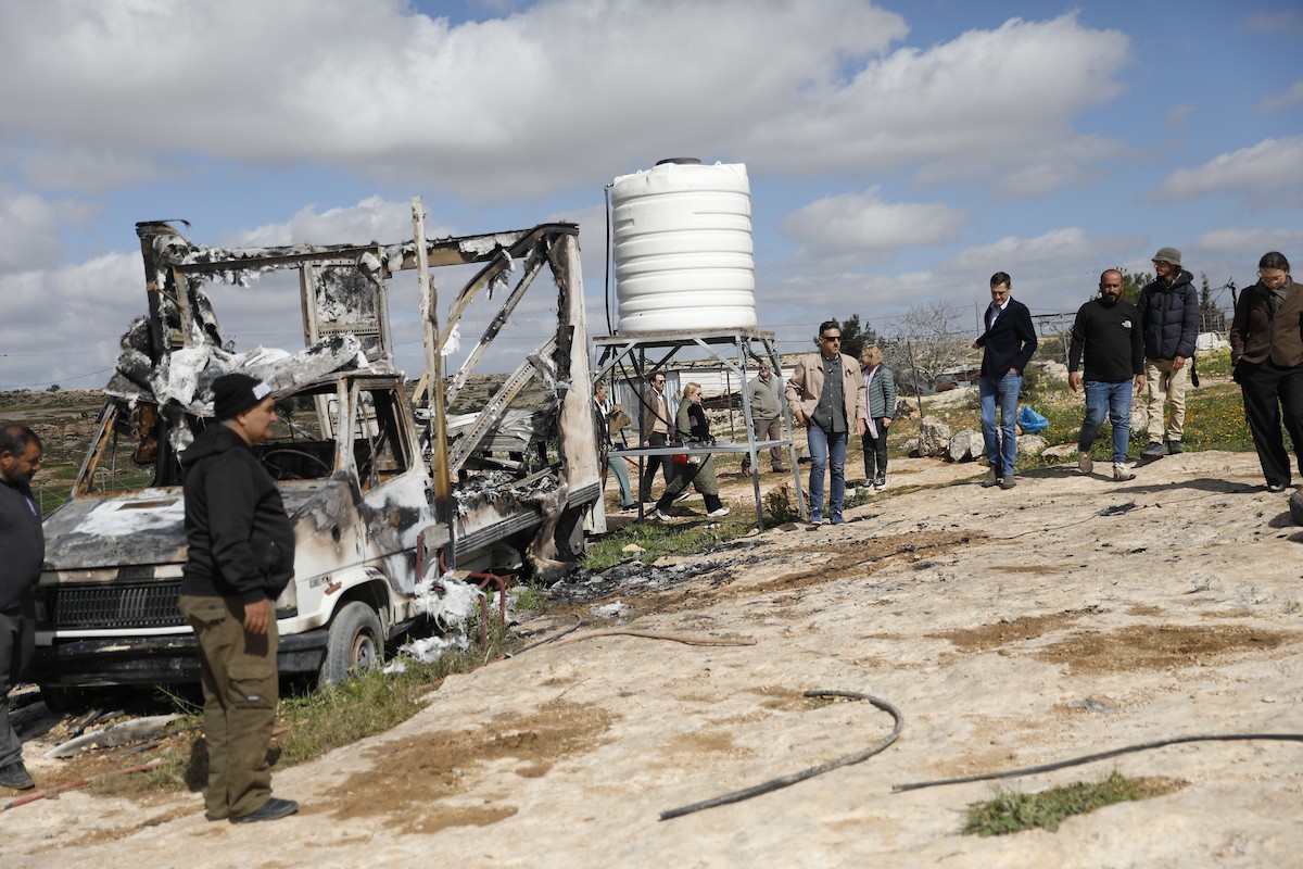 وفد دبلوماسي أوروبي يزور قرية سوسيا، جنوب الخليل، لتقييم الأضرار التي لحقت بالممتلكات الفلسطينية جراء هجمات المستوطنين، 25 فبراير/شباط 2026. تصوير: مأمون وزواز