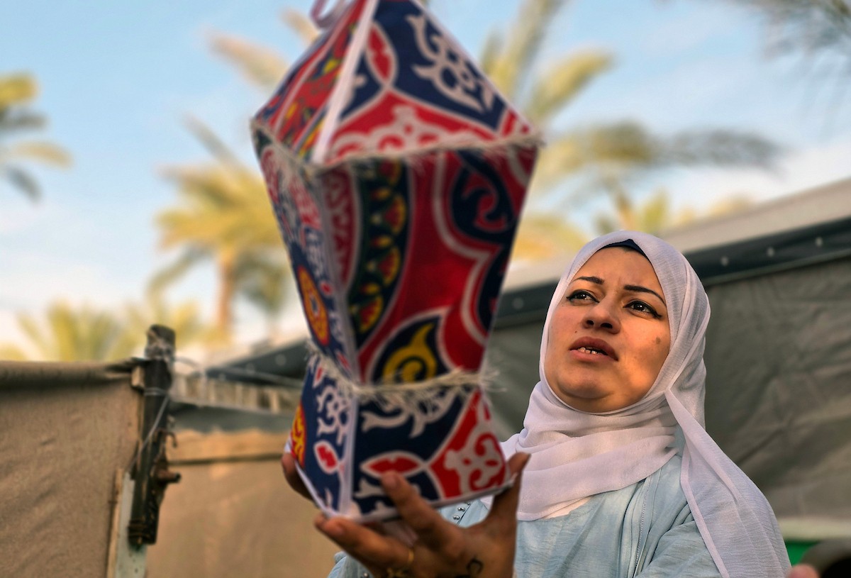 الفلسطينية ريهان شراب تصنع فوانيس رمضان من بقايا صناديق المساعدات في خان يونس جنوب قطاع غزة  8 فبراير/شباط 2026. (صورة: طارق محمد)
