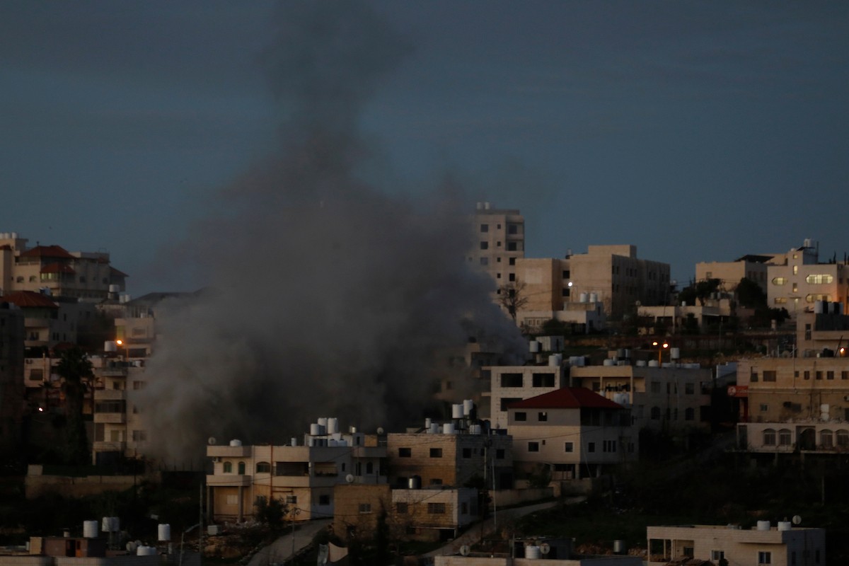 قوات الجيش الإسرائيلي تفجر منزل الشهيد محمود يوسف عابد في بلدة حلحول شمال الخليل، 2 فبراير/شباط 2026. صورة: مأمون وزواز