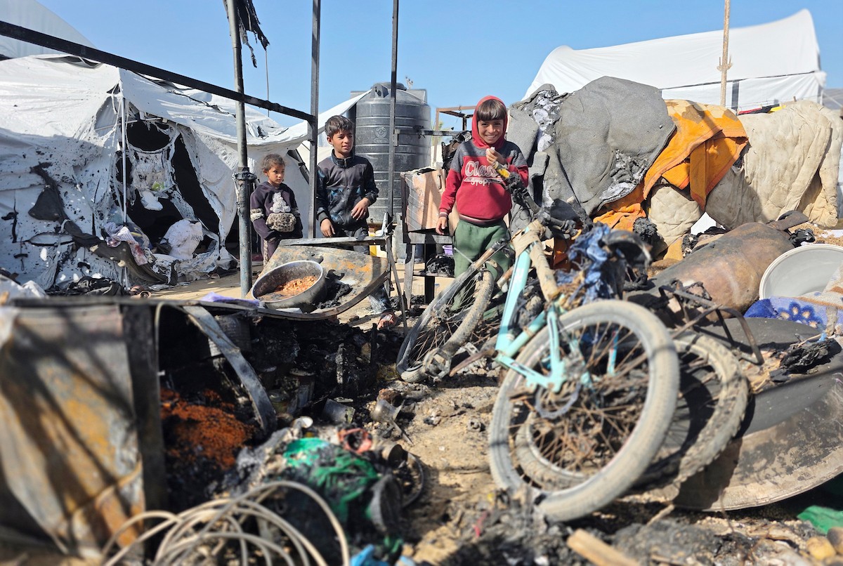 يتفقد فلسطينيون موقع غارة إسرائيلية استهدفت خيامًا في خان يونس، جنوب قطاع غزة، 31 ينايركانون الثاني 2026. صورة طارق محمد (APA Images).