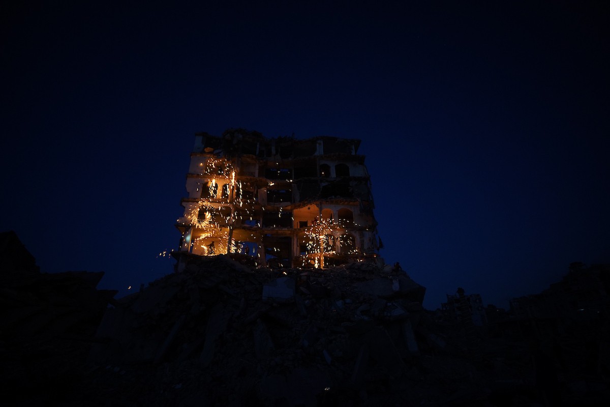 فلسطينيون يُشعلون شرارات من الصوف الفولاذي ( الليف السلكي) خلال شهر رمضان المبارك، وسط أنقاض المباني السكنية التي دُمّرت خلال العدوان الإسرائيلي الذي استمر عامين، في مدينة غزة، 23 فبرايرشباط 2026. صورة عمر أشتوي