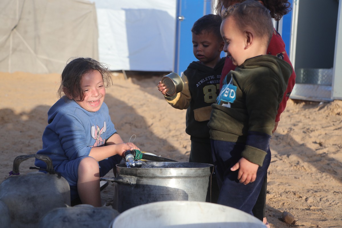 وسط خيام النازحين في المخيم المصري بمنطقة نتساريم وسط قطاع غزة، يحاول السكان الحفاظ على تفاصيل حياتهم اليومية رغم الظروف القاسية والنقص الحاد في الضروريات الأساسية كالمأوى والغذاء والماء النظيف. وسط قطاع غزة، ١٢ فبراير ٢٠٢٦. تصوير: محمد الأسود