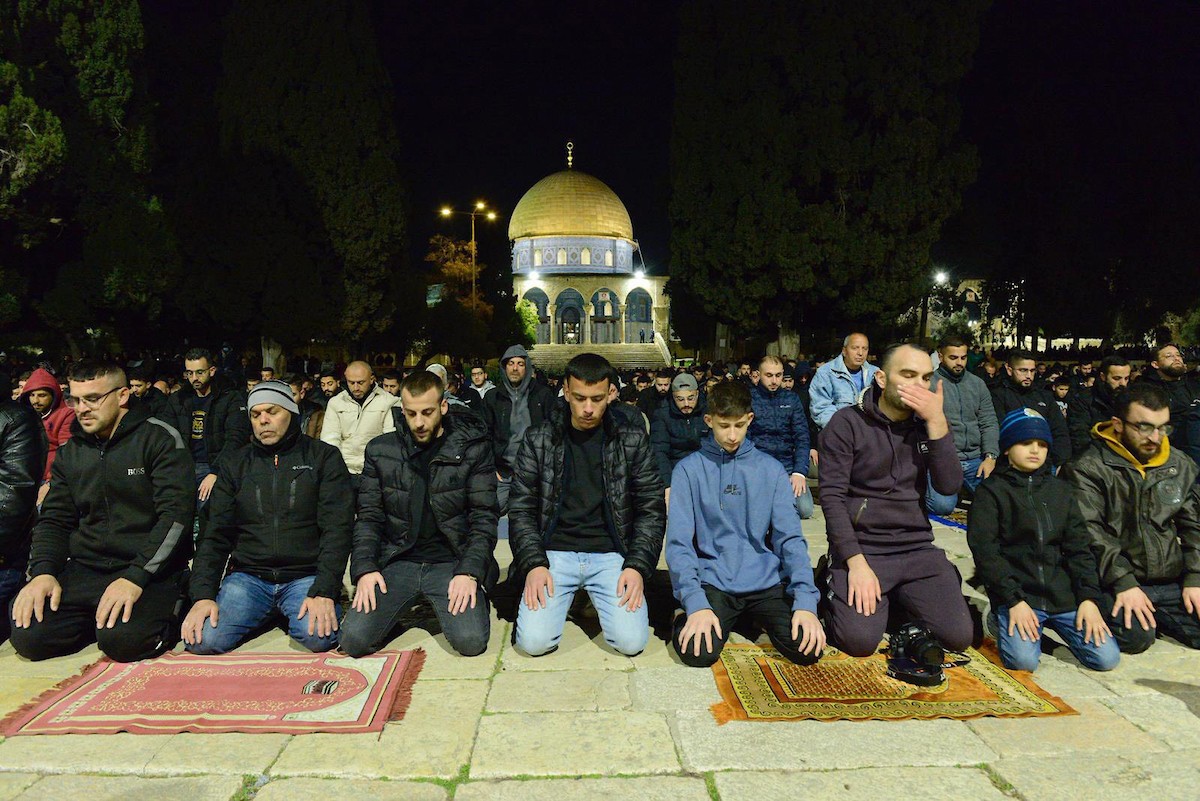 يؤدي الفلسطينيون صلاتي العشاء والتراويح في ساحات المسجد الأقصى في اليوم الخامس من رمضان، القدس، 22 فبراير 2026. صورة من دائرة الأوقاف الإسلامية في القدس.