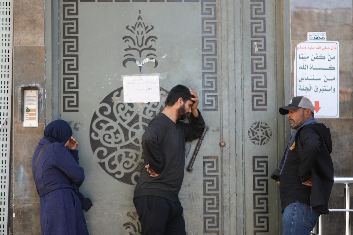 ودّع فلسطينيون جثماني مواطنين اثنين في مستشفى الشفاء بمدينة غزة. وبحسب مصادر عائلية، قُتل الرجلان على يد القوات الإسرائيلية في بيت لاهيا، شمال قطاع غزة، في 24 فبراير/شباط 2026. (صورة: عمر أشتوي)