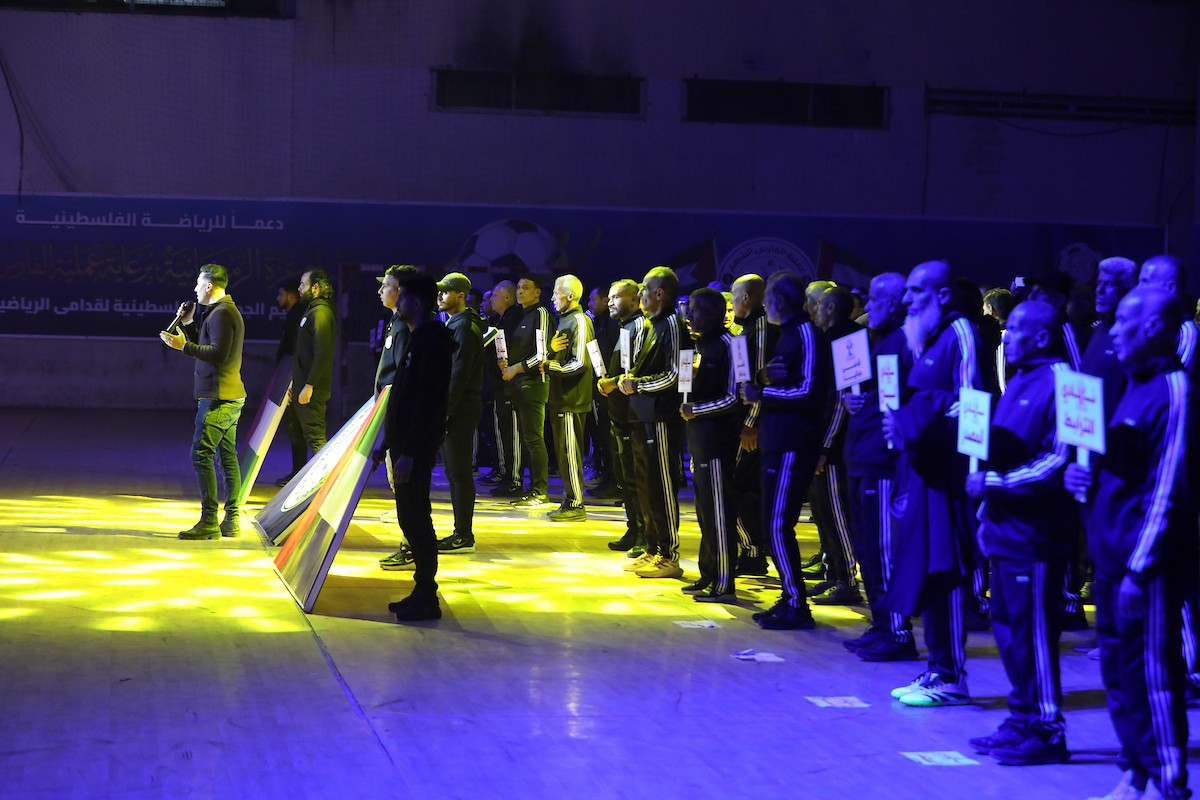 لاعبون فلسطينيون من فريقي النصيرات ورفح يتنافسون خلال مباراة كرة قدم على ملعب نادي خدمات النصيرات، ضمن بطولة غزة الرمضانية، بحضور حشد جماهيري كبير، في مخيم النصيرات بوسط قطاع غزة، بتاريخ 21 فبراير/شباط 2026. تصوير: معز صالحي / apaimages