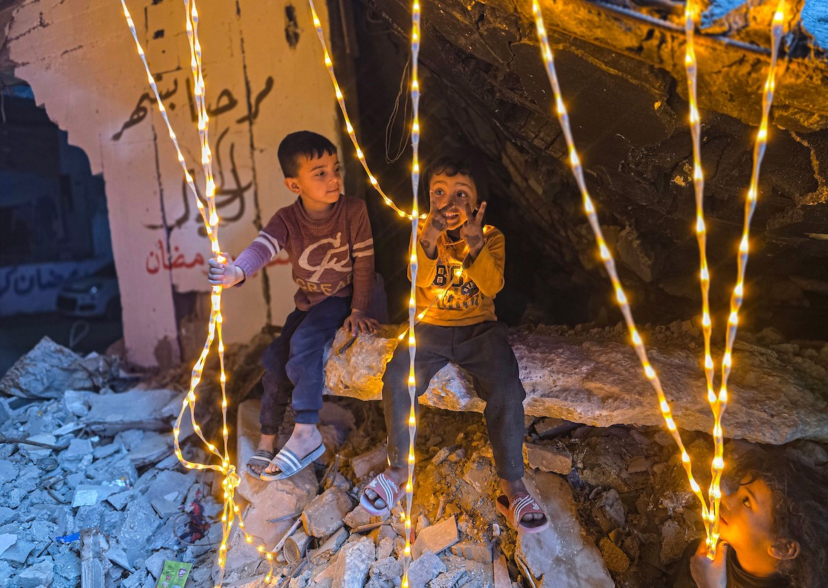 يحتفل الفلسطينيون في خان يونس جنوب قطاع غزة بشهر رمضان المبارك، مستقبلين قدومه بأمل وفرح، في 17 فبراير/شباط 2026. صورة: تامر إبراهيم