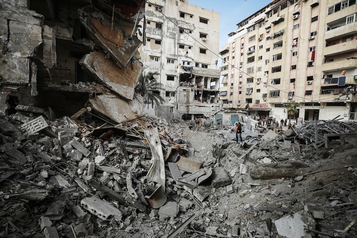 يتفقد فلسطينيون مبنىً متضرراً ومدمراً إلى حد كبير بعد استهدافه من قبل الجيش الإسرائيلي في حي النصر بمدينة غزة، في 31 يناير/كانون الثاني 2026. (صورة: عمر أشتوي)