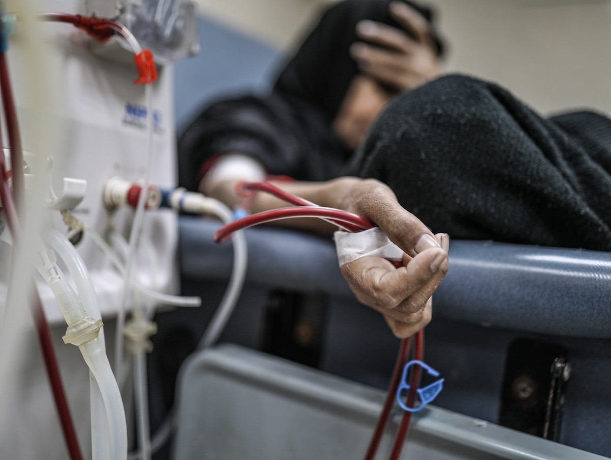 يخضع مرضى فلسطينيون مصابون بالفشل الكلوي لجلسات غسيل الكلى في مستشفى شهداء الأقصى بدير البلح، وسط وانتظار مستمر لفتح معبر رفح لتلقي العلاج خارج قطاع غزة، 1 فبراير/شباط 2026. تصوير: رمزي أبو عامر