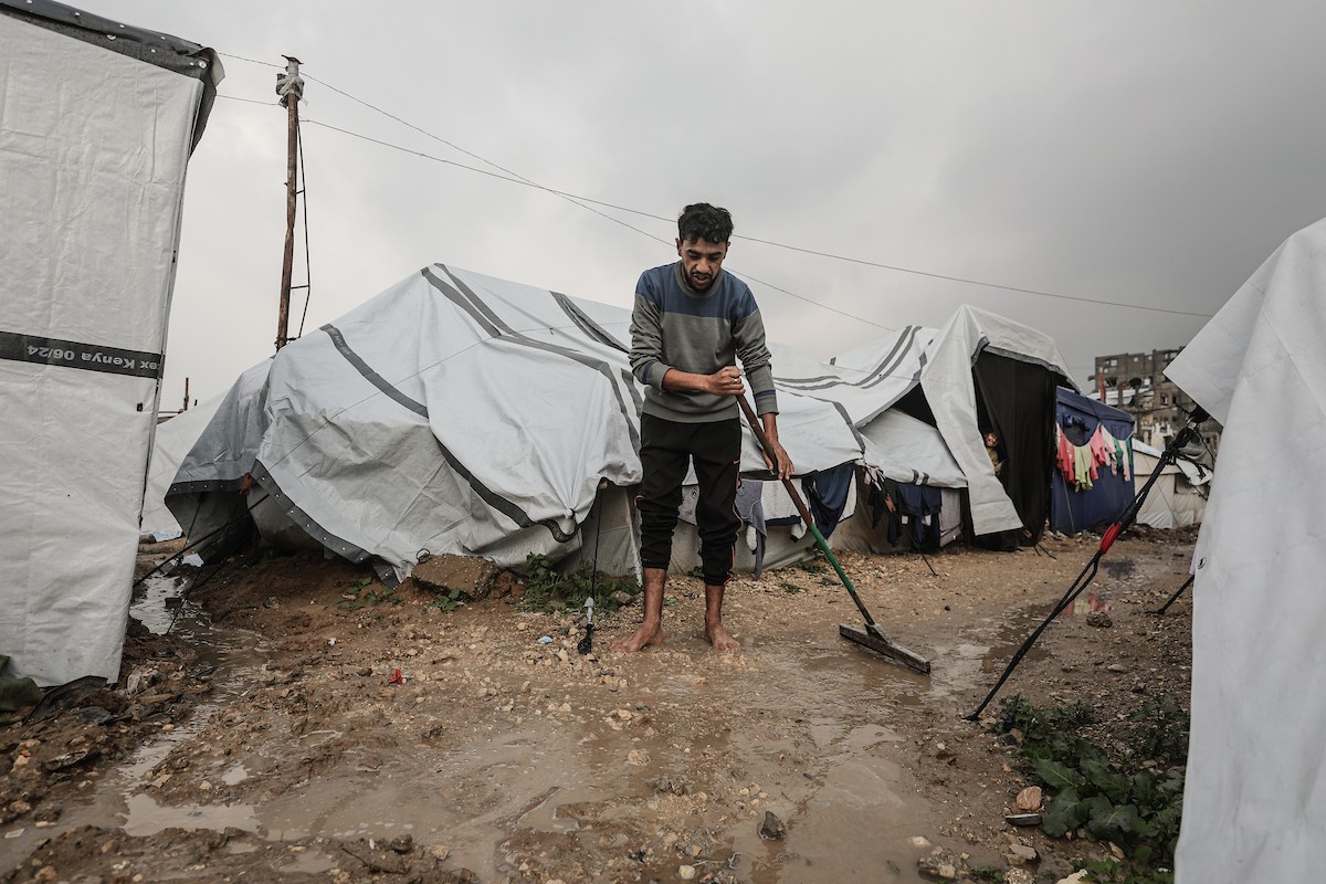 يواجه اللاجئون الفلسطينيون ظروفاً قاسية بعد أن غمرت الأمطار الغزيرة خيامهم في مخيم البريج بوسط قطاع غزة في 24 فبراير/شباط 2026. صورة: معز صالحي