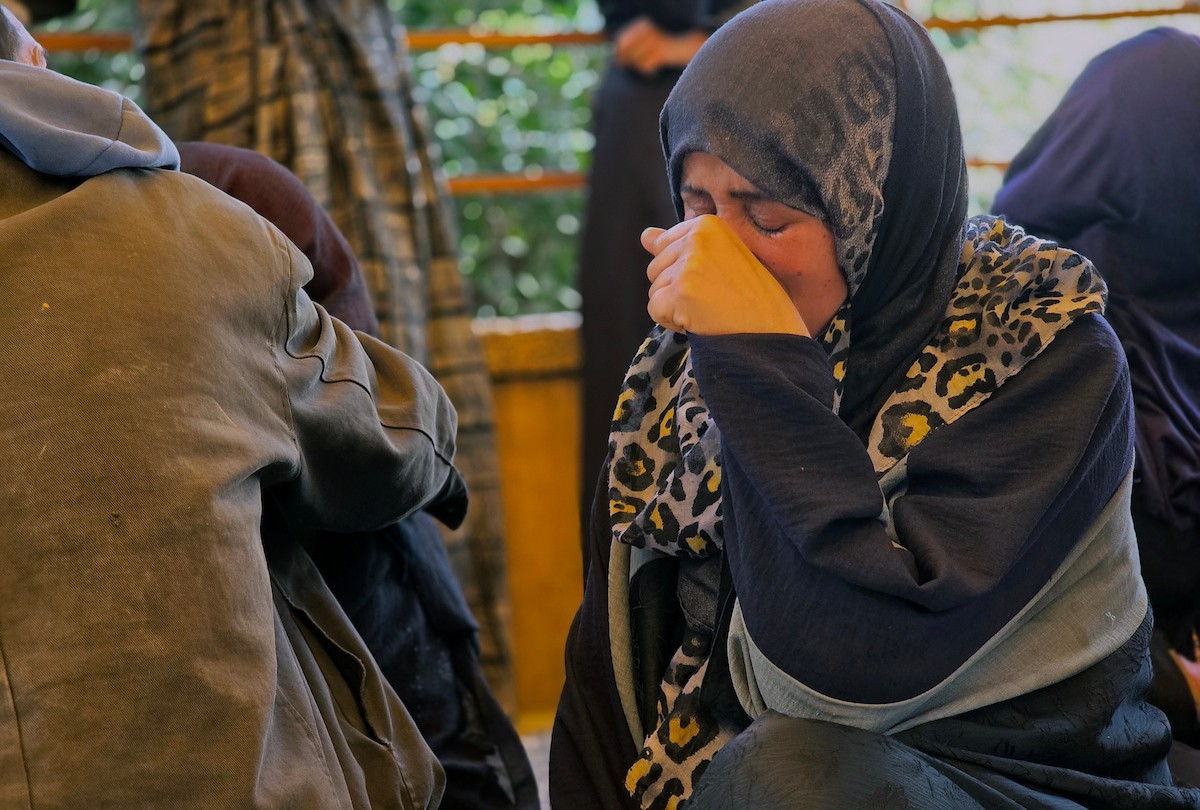 وداع الطفل مهند النجار (14 عاماً) الذي ارتقى بنيران الجيش الإسرائيلي  شرق خان يونس جنوب قطاع غزة، ١٨ فبراير/شباط ٢٠٢٦. تصوير: طارق محمد (APA Images)