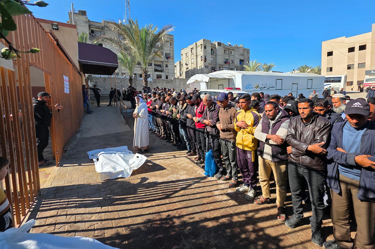 ودّع الفلسطينيون جثمان أكرم حسن الأرجاني في مستشفى ناصر بخان يونس. وقد قُتل في هجوم إسرائيلي في منطقة خان يونس، جنوب قطاع غزة. صورة: طارق محمد