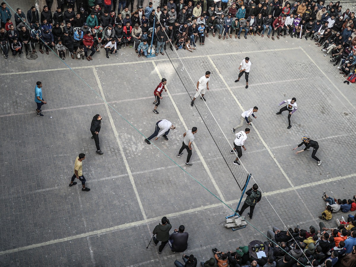يشارك شبان وأطفال فلسطينيون في مباريات كرة الطائرة ضمن ما يُسمى 