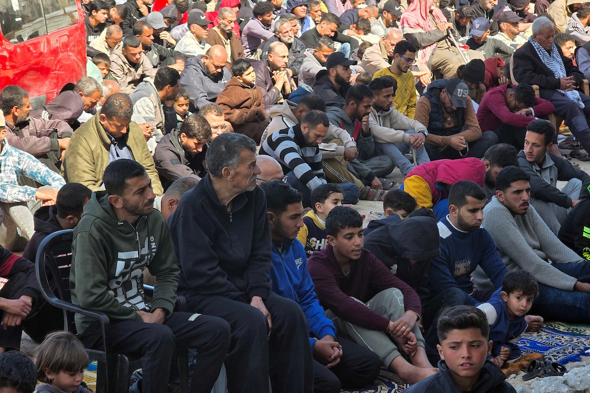 يؤدي الفلسطينيون أول صلاة جمعة من شهر رمضان المبارك وسط أنقاض مسجد الألباني في خان يونس، غزة، في 20 فبراير/شباط 2026. صورة: طارق محمد