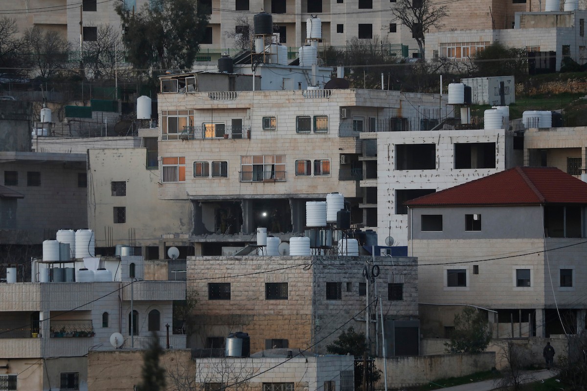 قوات الجيش الإسرائيلي تفجر منزل الشهيد محمود يوسف عابد في بلدة حلحول شمال الخليل، 2 فبراير/شباط 2026. صورة: مأمون وزواز