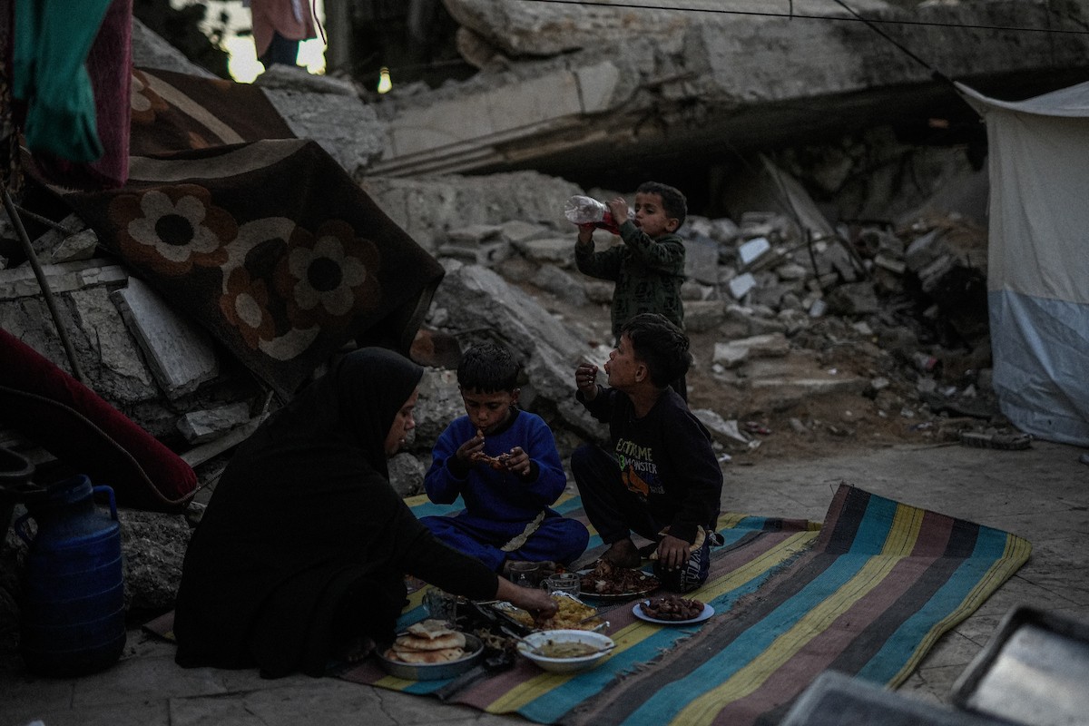 عائلة فلسطينية نازحة من بيت حانون تفطر في ثاني أيام رمضان في خيمة متداعية وسط أنقاض مسجد الحساينة على شاطئ مدينة غزة.19 فبراير/شباط 2026. تصوير: عمر أشتوي