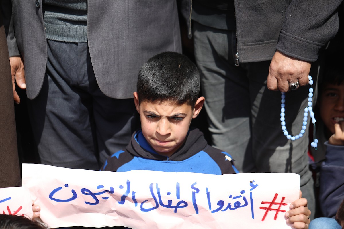 نظمت عائلات فلسطينية نازحة، تعيش وسط الأنقاض في حي الزيتون بمدينة غزة، احتجاجًا للمطالبة بتوفير المياه والغذاء والرعاية الصحية والتعليم للنازحين، ووقف الهجمات الإسرائيلية المستمرة ضدهم. مدينة غزة، 25 فبرايرشباط 2026. تصوير عمر أشتوي