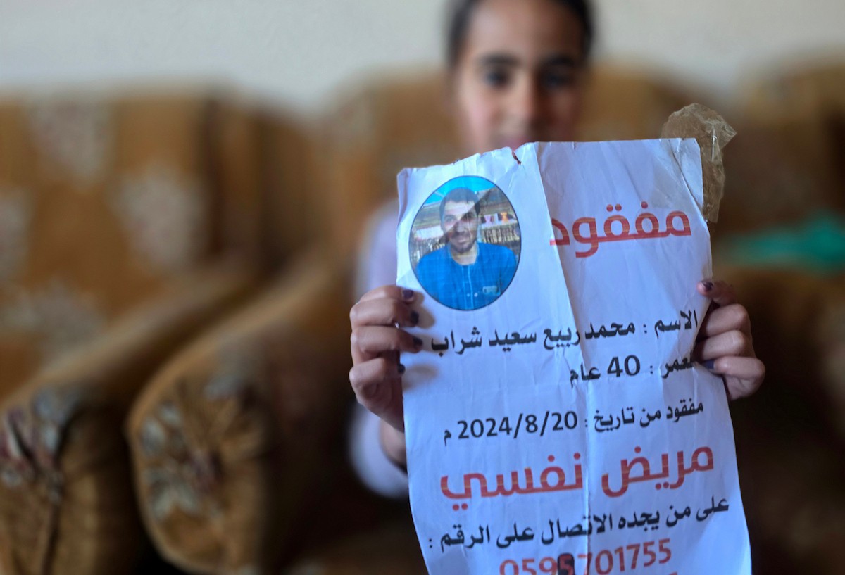 المسنة زهر شراب تنتظر معرفة مصير ابنها المفقود من ذوي الإعاقة الذهنية بعد تداول مستوطنين صورة له على مواقع التواصل مرفقة بتعليق عنصري، خان يونس، جنوب قطاع غزة، 26 فبراير/شباط 2026. تصوير: طارق محمد