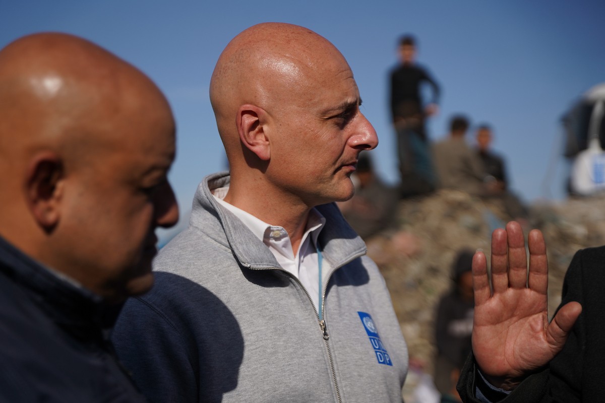 برنامج الأمم المتحدة الإنمائي يطلق عمليات تنظيف في أحد أكبر مواقع النفايات بمدينة غزة، والذي يُشكّل خطراً جسيماً على الصحة العامة، في منطقة سوق فراس على طول شارع عمر المختار ، 11 فبراير/شباط 2026. (صورة: عمر أشتوي)