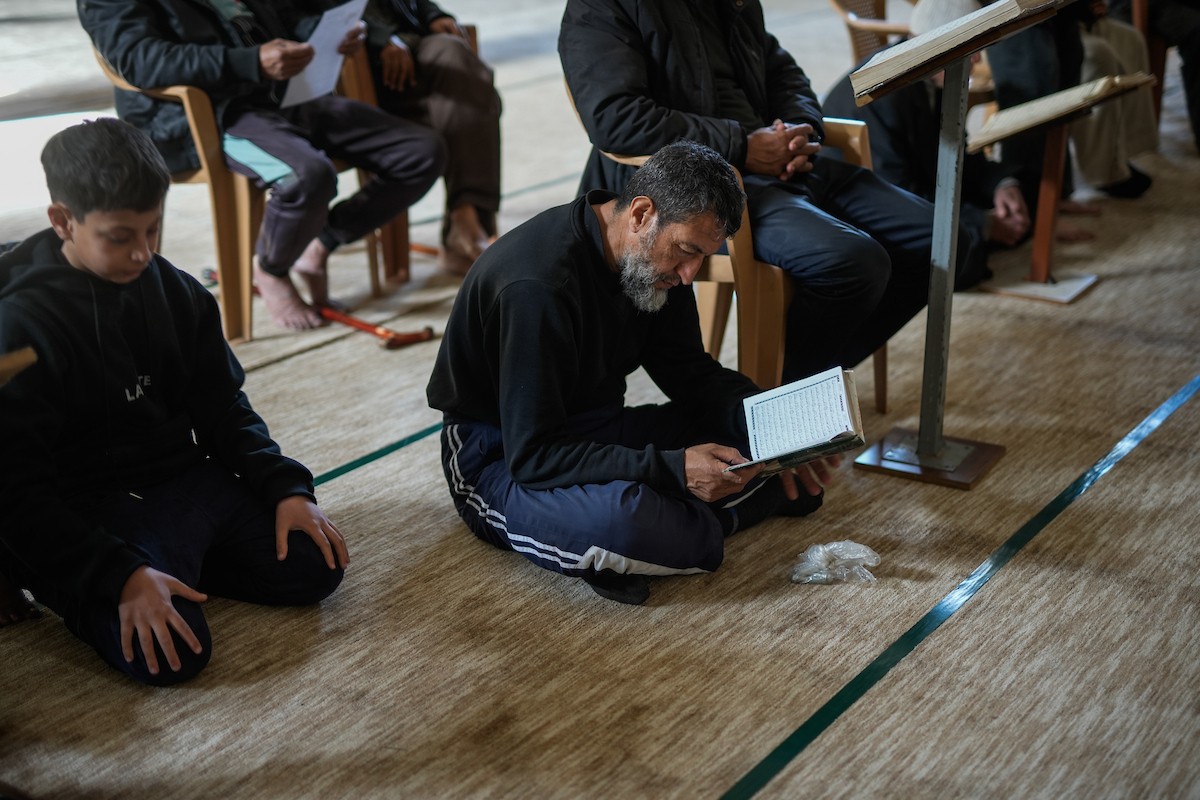 يُحيي الفلسطينيون أول أيام شهر رمضان المبارك في جامع السيد هاشم التاريخي بوسط مدينة غزة، ١٨ فبراير ٢٠٢٦. تصوير: عمر أشتوي