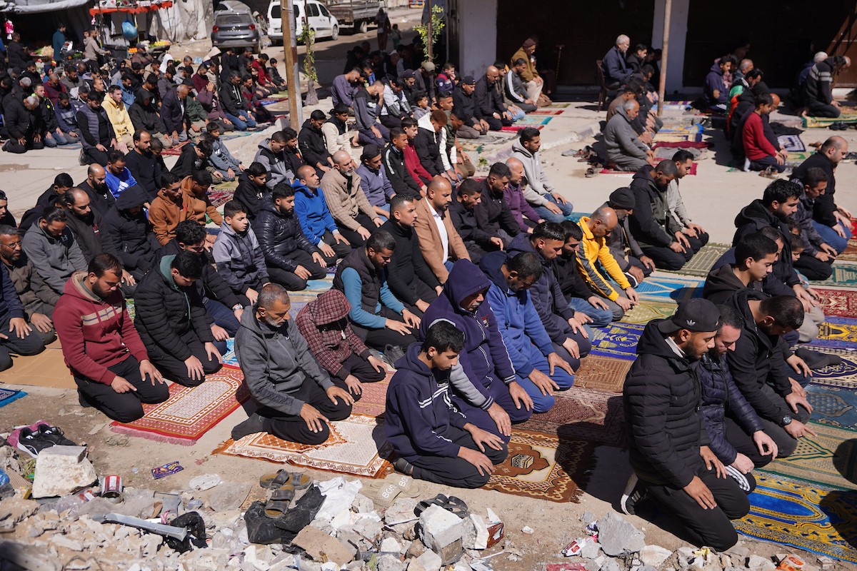 يؤدي الفلسطينيون صلاة الجمعة الثانية من شهر رمضان وسط أنقاض مسجد الكنز، الذي دُمر في هجمات إسرائيلية خلال الحرب، في مدينة غزة، 27 فبراير/شباط 2026. صورة: عمر أشتوي