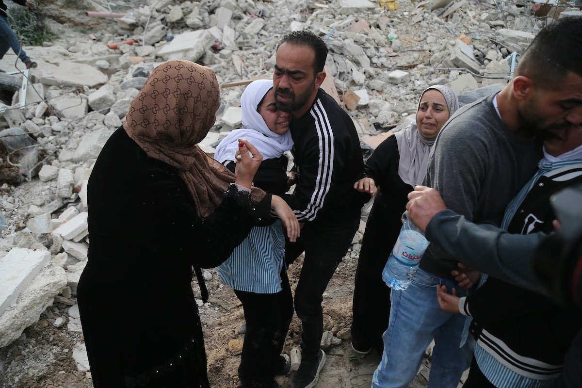 ردود فعل فلسطينية بعد أن هدمت القوات الإسرائيلية منزلاً فلسطينياً من ثلاثة طوابق بحجة عدم وجود رخصة بناء، في بلدة ترقوميا ، شمال غرب الخليل، بالضفة الغربية، في الأول من فبراير/شباط 2026. (صورة: مأمون وزواز)