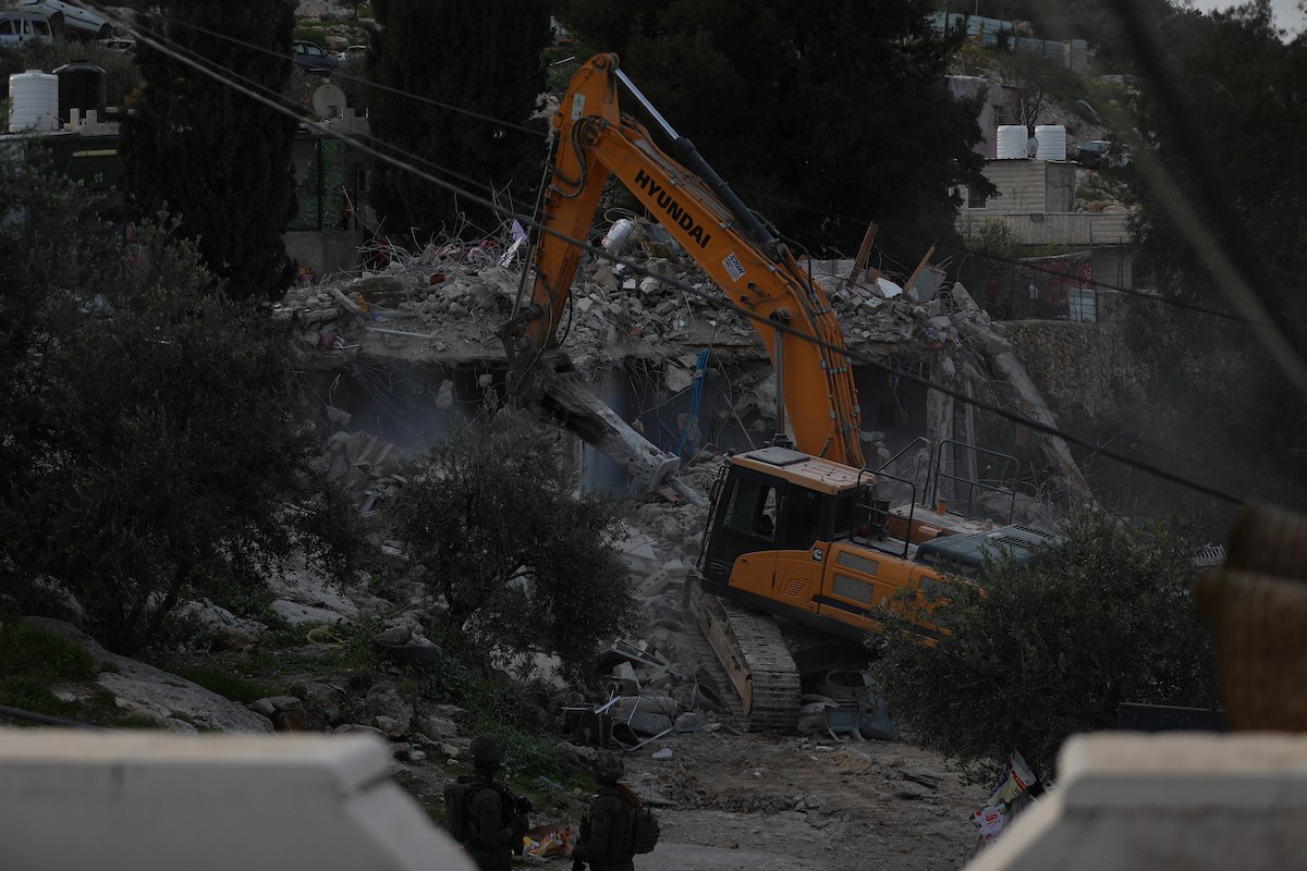 ردود فعل فلسطينية بعد أن هدمت القوات الإسرائيلية منزلاً فلسطينياً من ثلاثة طوابق بحجة عدم وجود رخصة بناء، في بلدة ترقوميا ، شمال غرب الخليل، بالضفة الغربية، في الأول من فبراير/شباط 2026. (صورة: مأمون وزواز)