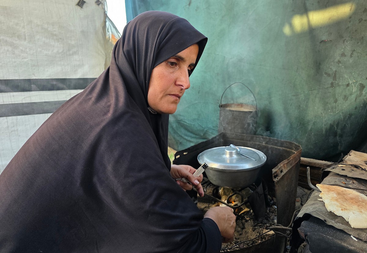 عائلة صبحية المصري النازحة من بيت حانون إلى خان يونس تواجه ظروفًا معيشية صعبة مع بداية شهر رمضان، بعد أن فقدت ثلاثة من أبنائها: شهيد، وأسير، ومفقود، 21 فبراير/شباط 2026. صورة: طارق محمد