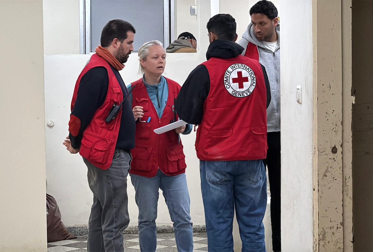 نقلت اللجنة الدولية للصليب الأحمر ثمانية أسرى فلسطينيين إلى مستشفى شهداء الأقصى في دير البلح، وسط قطاع غزة، بعد إطلاق سراحهم من قبل القوات الإسرائيلية. ٢٦ فبراير/شباط ٢٠٢٦. صورة: أحمد إبراهيم