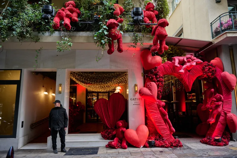 واجهة الفندق الذي عُثر فيه على جثة المُنتجة الإسرائيلية دانا إيدن وسط أثينا (الفرنسية).webp