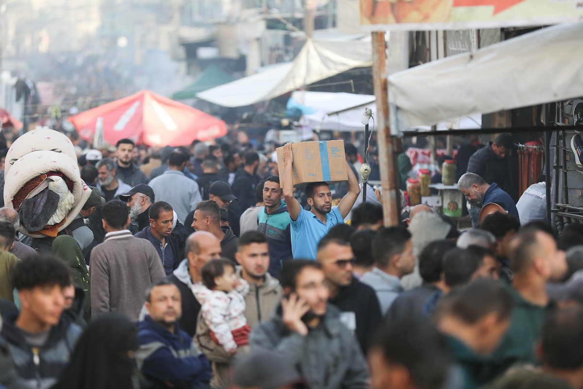 آلاء كريم نازحة في مخيم النصيرات وسط قطاع غزة، تفتح كشكًا لتحضير وبيع القطايف خلال أيام رمضان، في محاولة منها للتغلب على ظروف المعيشة القاسية وإعالة أسرتها بعد أن فقدت منزلها، 19 فبرايرشباط 2026. تصوير رمزي أبو عامر