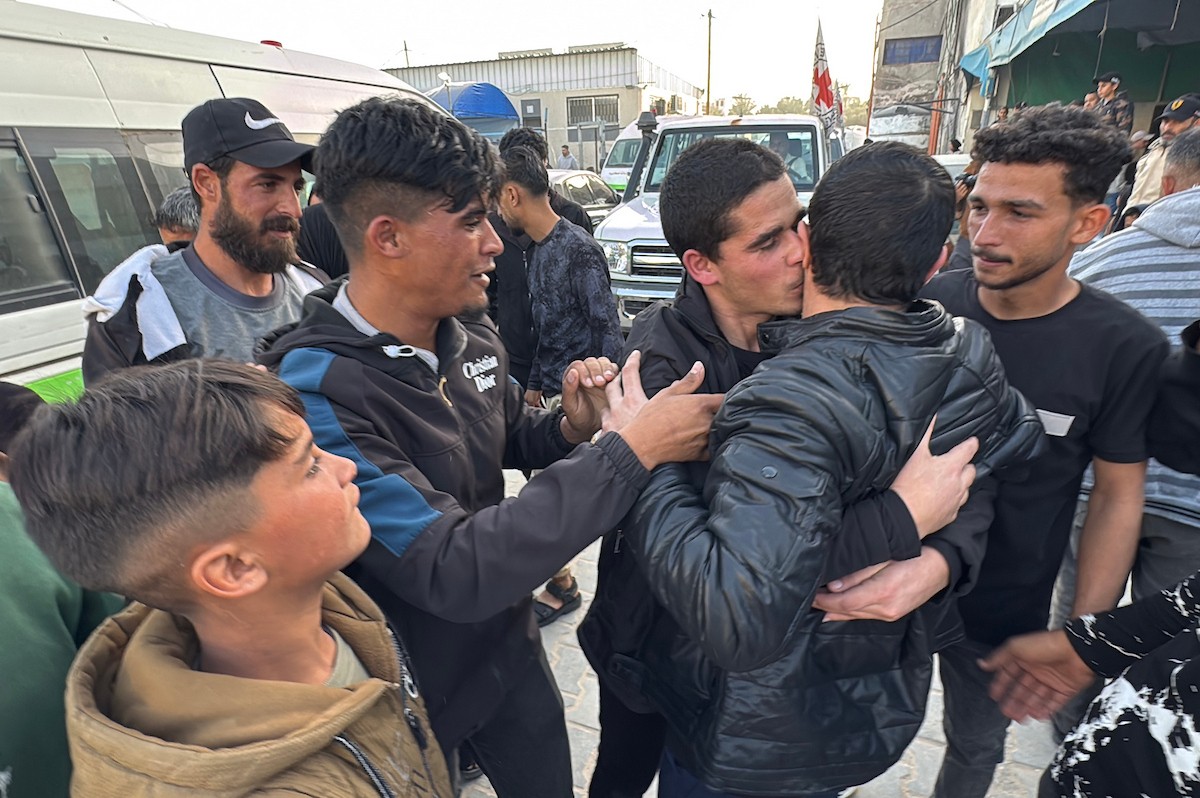 اللجنة الدولية للصليب الأحمر تنقل 8 أسرى فلسطينيين إلى مستشفى شهداء الأقصى في دير البلح، وسط قطاع غزة، بعد إطلاق سراحهم من قبل القوات الإسرائيلية. ١٦ فبراير/شباط ٢٠٢٦. صورة: أحمد إبراهيم