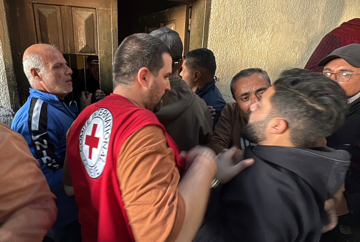 اللجنة الدولية للصليب الأحمر تنقل 8 أسرى فلسطينيين إلى مستشفى شهداء الأقصى في دير البلح، وسط قطاع غزة، بعد إطلاق سراحهم من قبل القوات الإسرائيلية. ١٦ فبراير/شباط ٢٠٢٦. صورة: أحمد إبراهيم