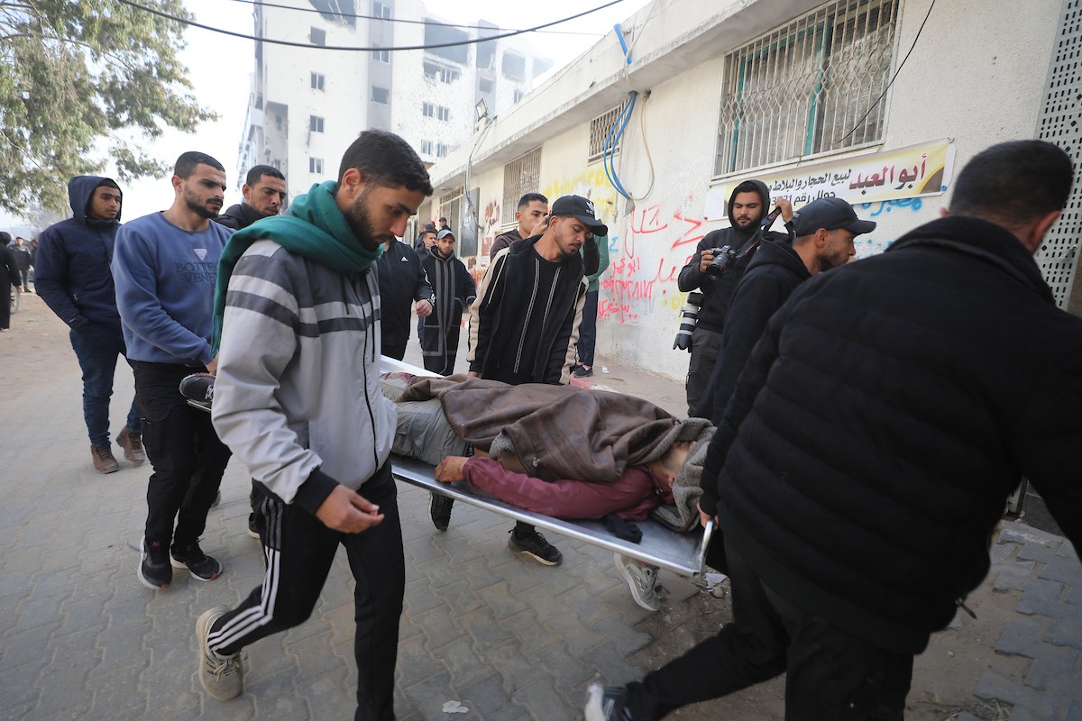 ودّع فلسطينيون جثامين أربعة مواطنين في مستشفى الشفاء بمدينة غزة، سقطوا في غارة إسرائيلية ليلة أمس في جباليا، شمال قطاع غزة. ١٥ فبراير/شباط ٢٠٢٦. صورة: عمر أشتوي