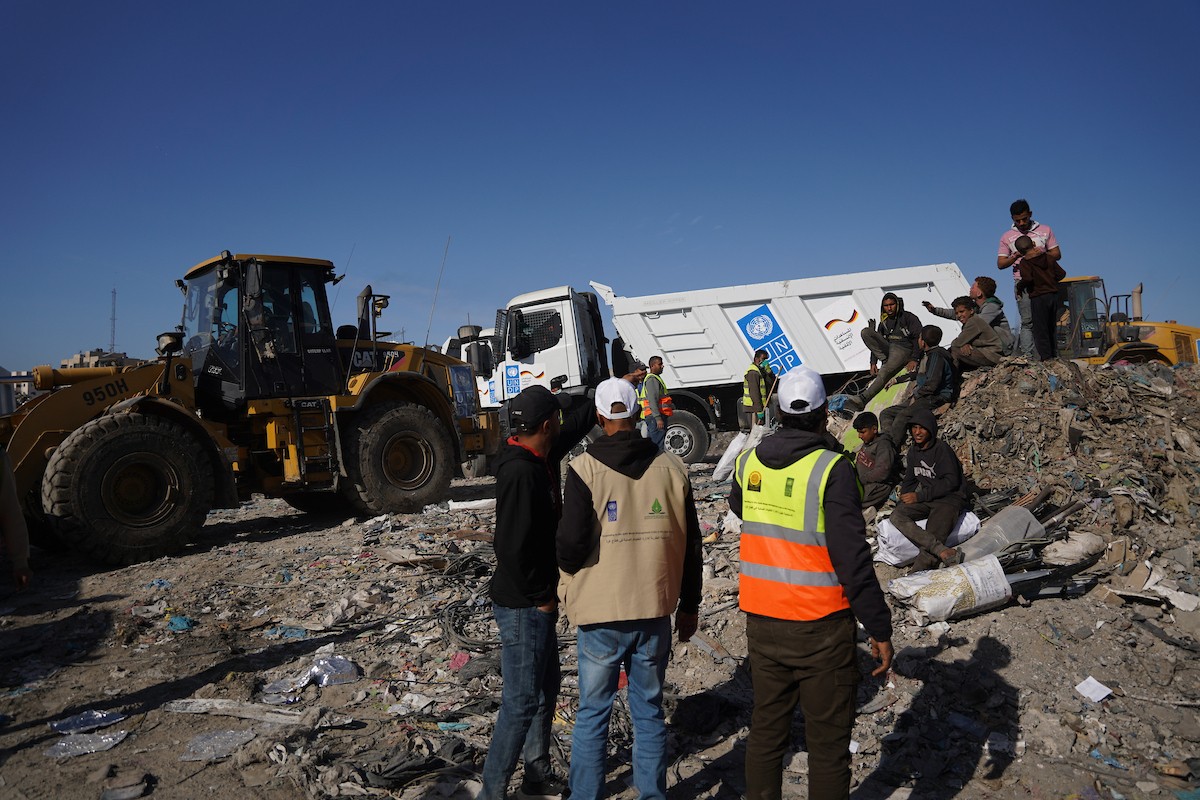 برنامج الأمم المتحدة الإنمائي يطلق عمليات تنظيف في أحد أكبر مواقع النفايات بمدينة غزة، والذي يُشكّل خطراً جسيماً على الصحة العامة، في منطقة سوق فراس على طول شارع عمر المختار ، 11 فبراير/شباط 2026. (صورة: عمر أشتوي)