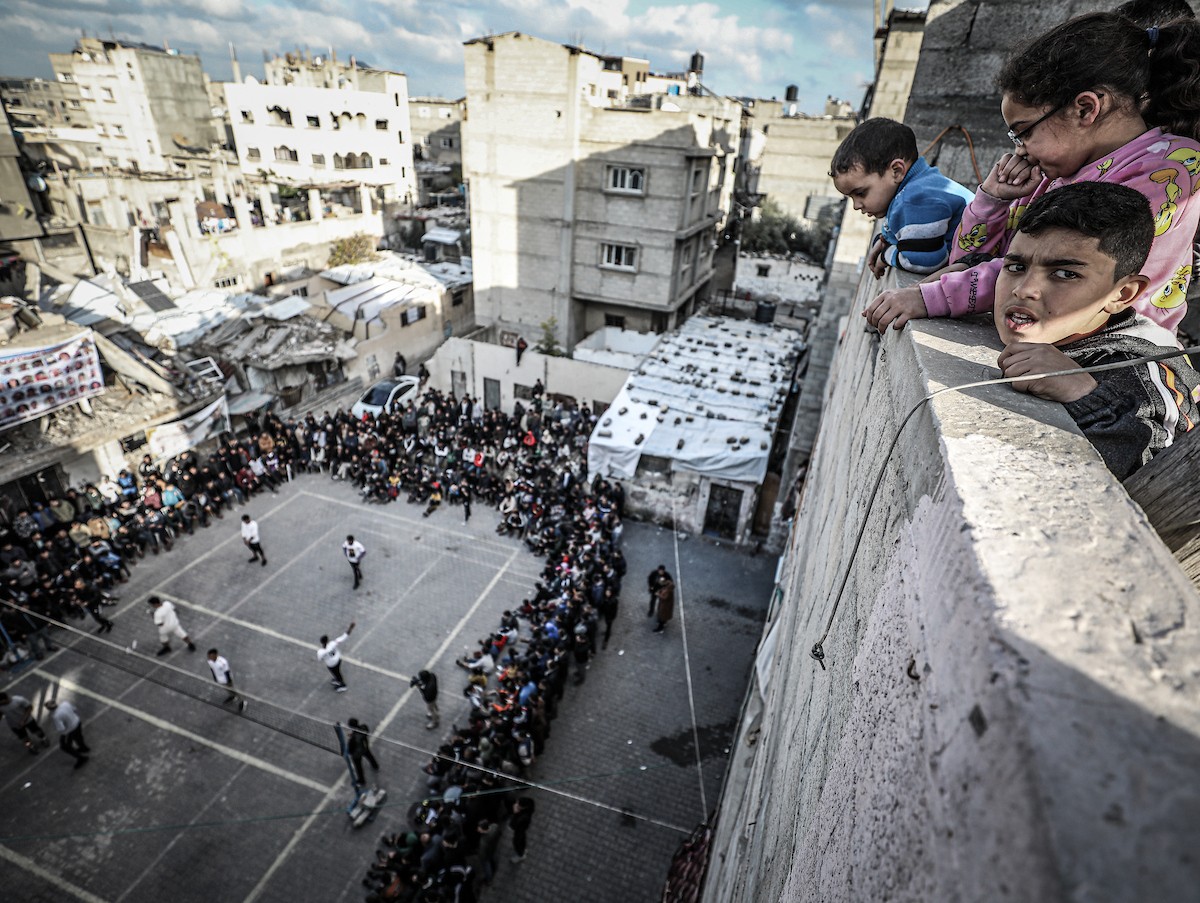 يشارك شبان وأطفال فلسطينيون في مباريات كرة الطائرة ضمن ما يُسمى 