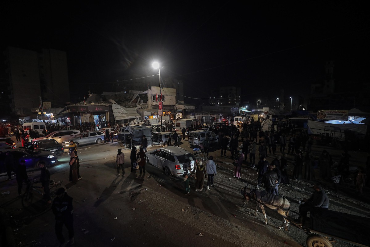 يتسوق الفلسطينيون في أول ليلة من شهر رمضان المبارك في سوق الزاوية، الواقع في قلب مدينة غزة والذي تضرر بشدة جراء الحرب الإسرائيلية. يعرض الباعة بضائعهم على أكشاك مزينة بالفوانيس والأضواء وأطعمة رمضان. مدينة غزة، 17 فبراير/شباط 2026. تصوير: عمر أشتوي