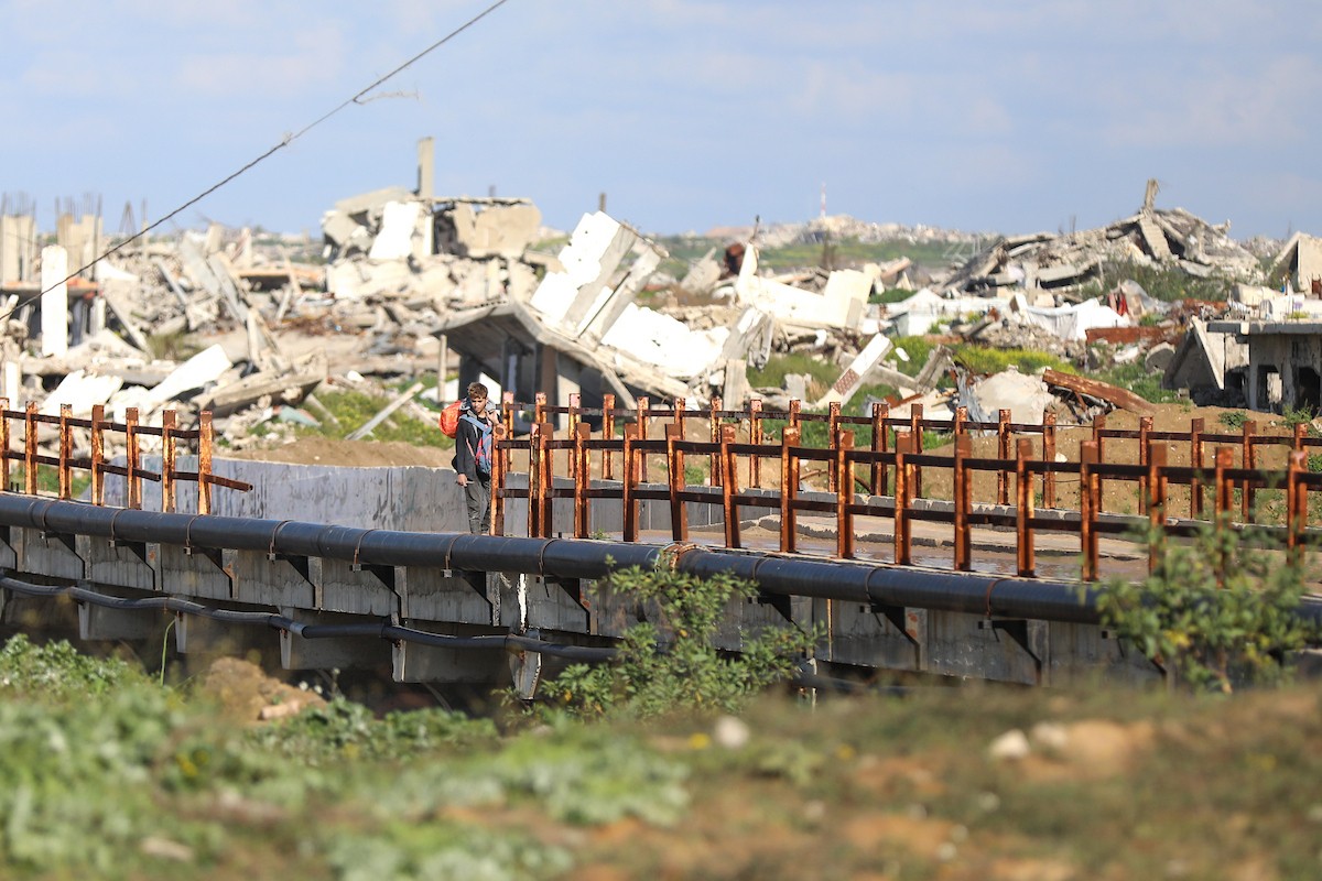يُكافح الفلسطينيون النازحون في مخيم النصيرات للاجئين من أجل البقاء في ظل ظروف معيشية قاسية ونقص حاد في الاحتياجات الأساسية، ويواجهون تحديات يومية في الحصول على المأوى والغذاء والرعاية الصحية. النصيرات، وسط قطاع غزة، 27 فبراير/شباط 2026. صورة: رمزي أبو عامر