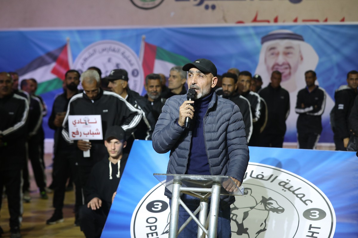 لاعبون فلسطينيون من فريقي النصيرات ورفح يتنافسون خلال مباراة كرة قدم على ملعب نادي خدمات النصيرات، ضمن بطولة غزة الرمضانية، بحضور حشد جماهيري كبير، في مخيم النصيرات بوسط قطاع غزة، بتاريخ 21 فبراير/شباط 2026. تصوير: معز صالحي / apaimages