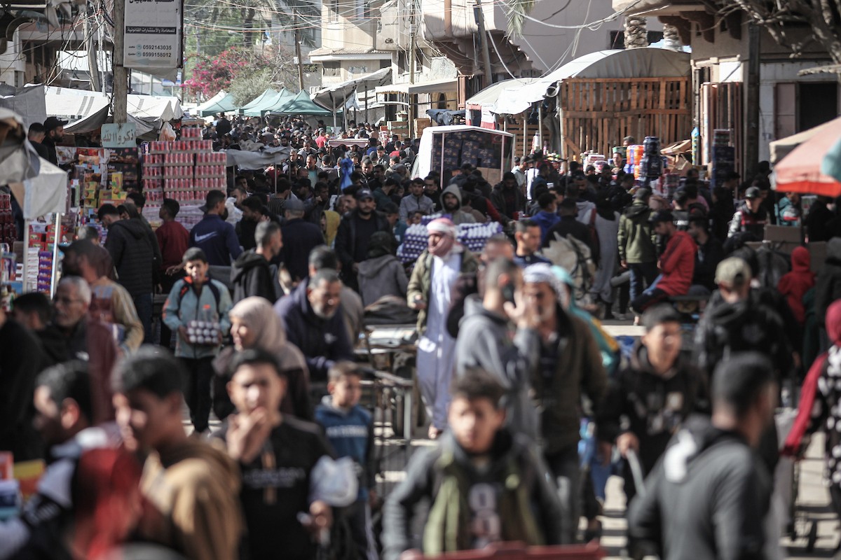 توافد الفلسطينيون بأعداد غفيرة  إلى السوق الشعبي في دير البلح، وسط قطاع غزة، في الأيام التي تسبق شهر رمضان، 12 فبراير/شباط 2026. تصوير: معز صالحي