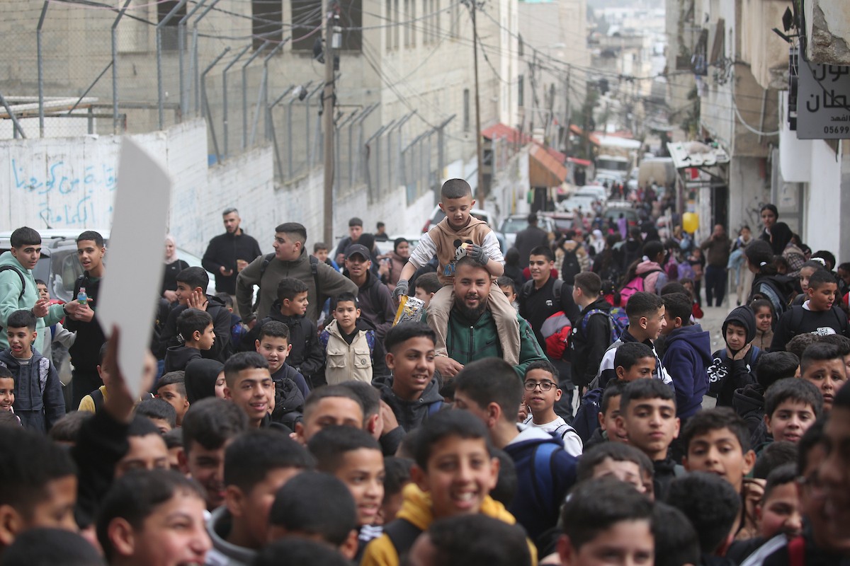 يتظاهر طلاب فلسطينيون من مدارس الأونروا في مخيم بلاطة، شرق نابلس بالضفة الغربية، احتجاجًا على خفض الأونروا للخدمات في مخيمات الضفة، وذلك في 9 فبراير/شباط 2026. (صورة: محمد ناصر)