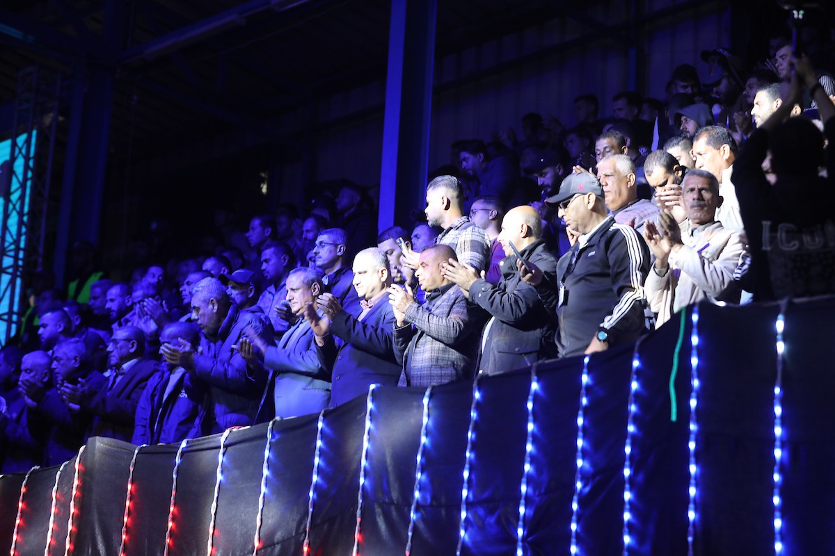 لاعبون فلسطينيون من فريقي النصيرات ورفح يتنافسون خلال مباراة كرة قدم على ملعب نادي خدمات النصيرات، ضمن بطولة غزة الرمضانية، بحضور حشد جماهيري كبير، في مخيم النصيرات بوسط قطاع غزة، بتاريخ 21 فبراير/شباط 2026. تصوير: معز صالحي / apaimages