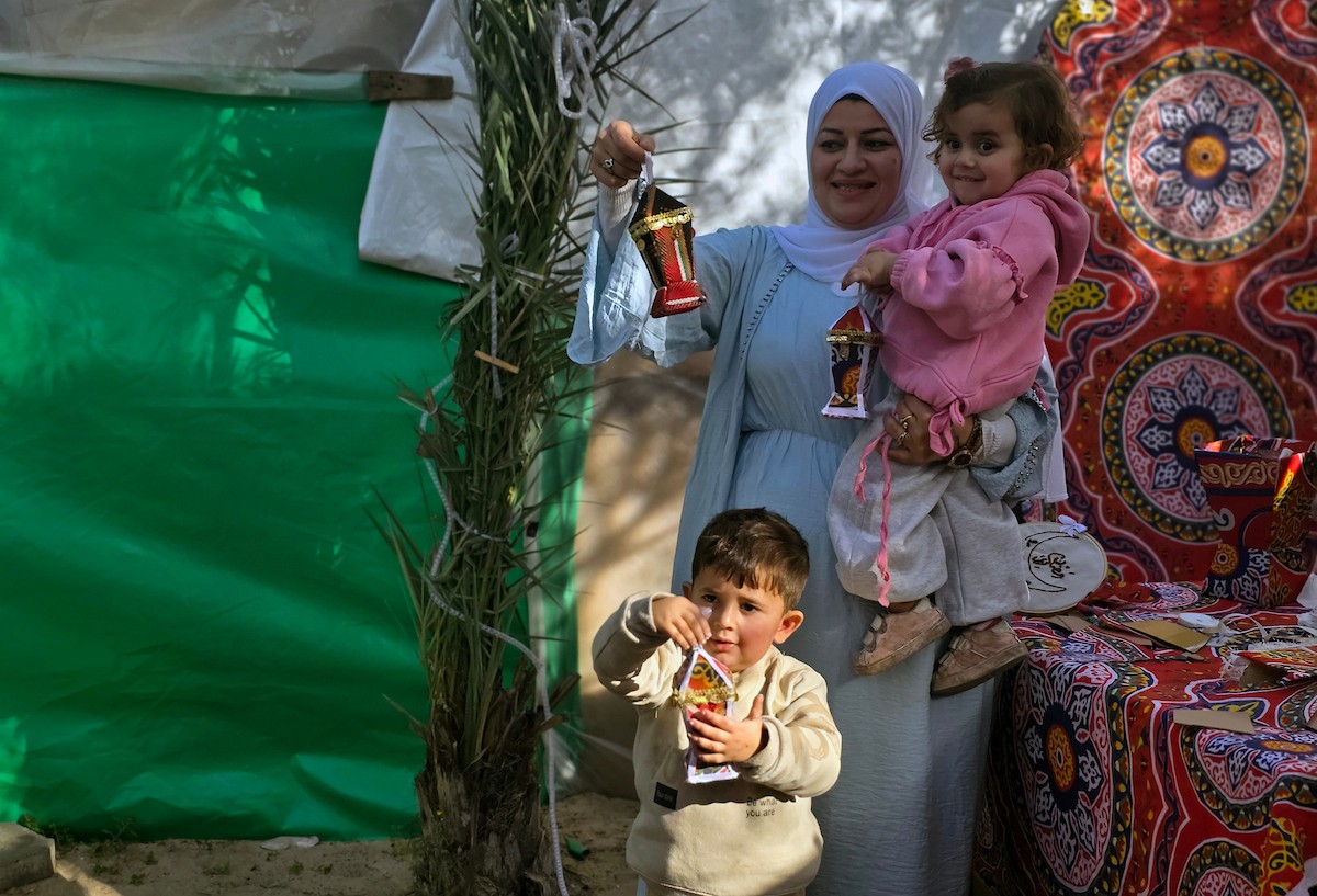 الفلسطينية ريهان شراب تصنع فوانيس رمضان من بقايا صناديق المساعدات في خان يونس جنوب قطاع غزة  8 فبراير/شباط 2026. (صورة: طارق محمد)