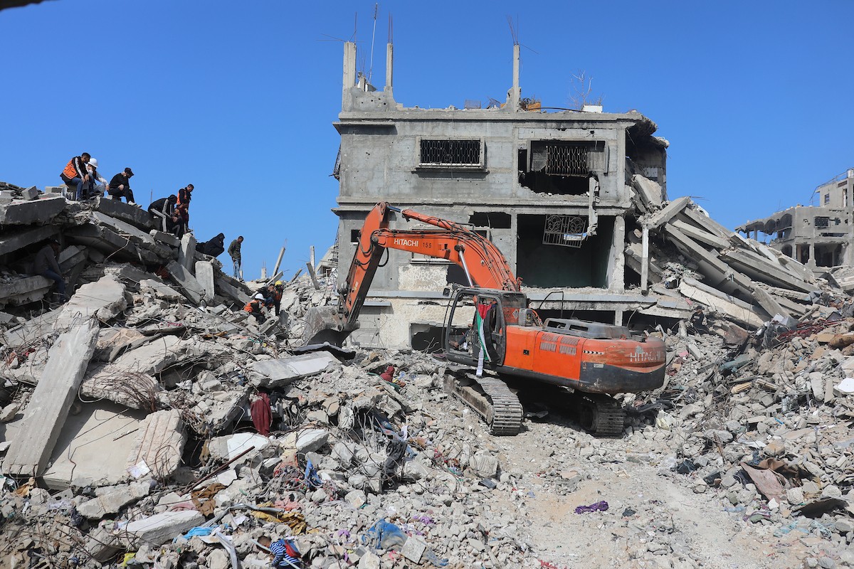 تحاول فرق الدفاع المدني الفلسطيني، بالتنسيق مع اللجنة الدولية للصليب الأحمر، انتشال جثث عائلتي عيادة وغنيم من تحت أنقاض منزل عائلة غباين، في بيت لاهيا، شمال قطاع غزة. 22 فبراير/شباط 2026. صورة: عمر أشتوي