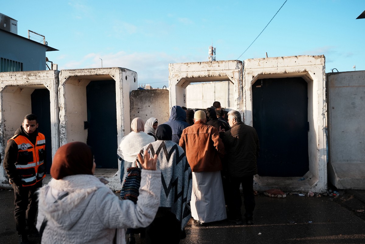 منعت السلطات الإسرائيلية دخول الفلسطينيين من الضفة الغربية إلى القدس لأداء صلاة الجمعة الثانية من شهر رمضان في المسجد الأقصى ، في 27 فبراير/شباط 2026. وتجمّع آلاف منذ ساعات الصباح الباكر عند حاجز قلنديا في محاولة للوصول إلى الأقصى، وسط إجراءات أمنية مشددة في المنطقة