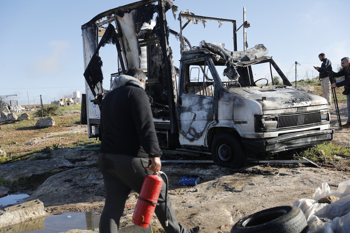 يتفقد فلسطينيون الأضرار التي لحقت بمنازلهم وممتلكاتهم في مستوطنة سوسيا، جنوب الخليل، عقب هجمات شنها مستوطنون يهود الليلة الماضية. الخليل، الضفة الغربية، 25 فبراير/شباط 2026. تصوير: مأمون وزواز