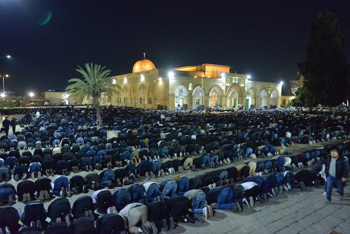 يؤدي الفلسطينيون صلاتي العشاء والتراويح في ساحات المسجد الأقصى في اليوم الثالث من رمضان، القدس، 20 فبراير 2026. صورة من دائرة الأوقاف الإسلامية في القدس.
