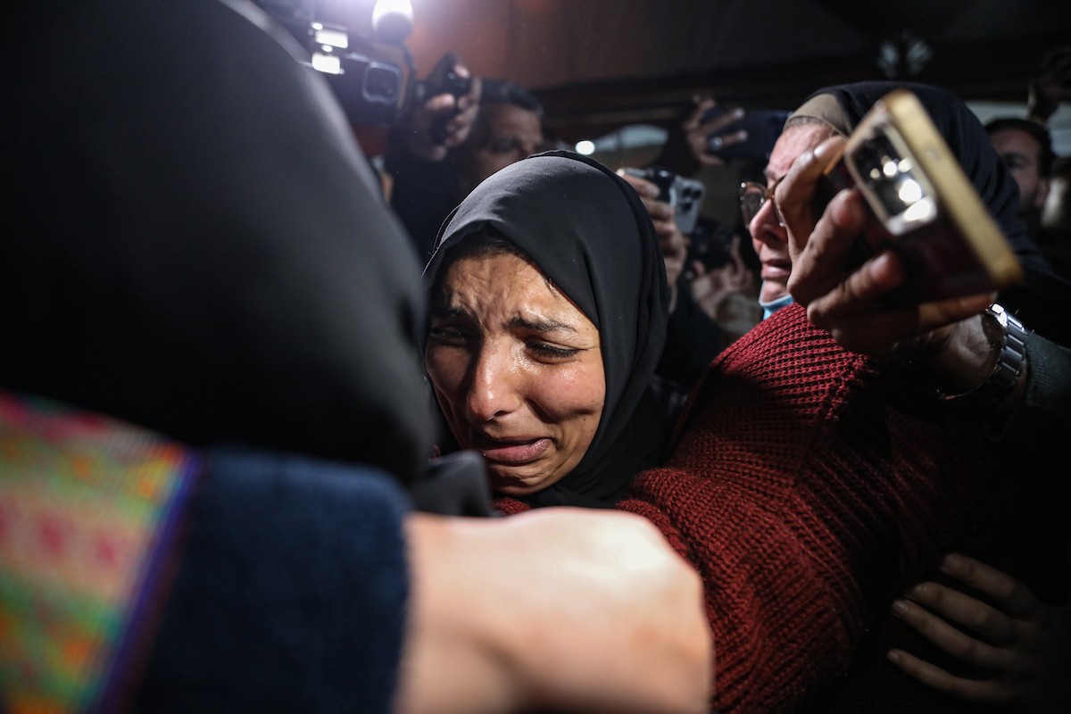 فلسطينيون قادمون من معبر رفح يصلون، في حافلة تحمل شعار الأمم المتحدة، إلى مستشفى ناصر في خان يونس جنوب قطاع غزة، في 2 فبراير/شباط 2026. صورة: عمر أشتوي